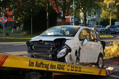 Hattenhofen: PKW schanzt auf Kreisverkehr und bleibt auf der Seite liegen - Fahrerin verletzt