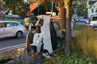 Hattenhofen: PKW schanzt auf Kreisverkehr und bleibt auf der Seite liegen - Fahrerin verletzt