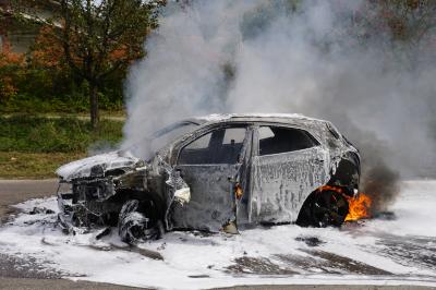 Aichelberg: Nach Unfall mit LKW - PKW geht in Flammen auf