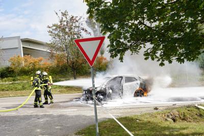 Aichelberg: Nach Unfall mit LKW - PKW geht in Flammen auf