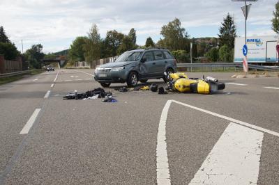 Weil der Stadt :Motorradfahrer lebensgefaehrlich verletzt nach Kollision mit PKW 