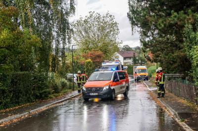 Boeblingen: Mercedes Fahrer bleibt in Hauseingang stecken