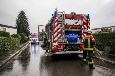 Boeblingen: Mercedes Fahrer bleibt in Hauseingang stecken