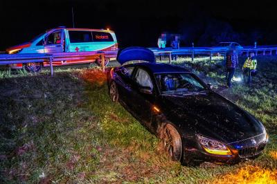 Reichenbach a.d. Fils/B10: BMW M 6 schleudert ueber Bundesstrasse