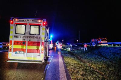 Reichenbach a.d. Fils/B10: BMW M 6 schleudert ueber Bundesstrasse