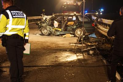 Nagold: Toedl. Frontalzusammenstoss zweier Pkw mit Pkw Vollbrand - zwei Personen verstorben und eine Person Lebensgefaehrlich Verletzte