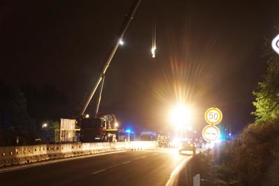 Pforzheim: auf einer Baustelle beruehrt ein Mobiler Autokran ein Hochspanungsmast - eine Person Verletzt
