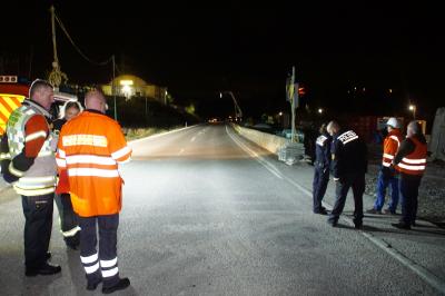 Pforzheim: auf einer Baustelle beruehrt ein Mobiler Autokran ein Hochspanungsmast - eine Person Verletzt