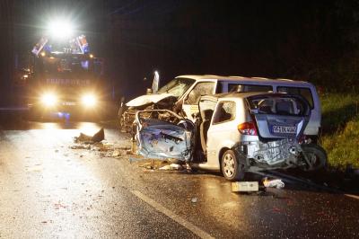 Maulbronn: schwerer Frontalzusammenstoss dreier Fahrzeuge - zwei Personen schwer, eine Schwerstverletzt