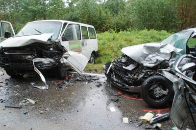 Maulbronn: schwerer Frontalzusammenstoss dreier Fahrzeuge - zwei Personen schwer, eine Schwerstverletzt