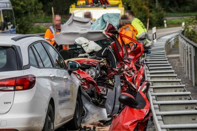 B29/Schwaebisch Gmuend: Toedlicher Unfall - Pkw Lenkerin stoesst mit Lkw zusammen