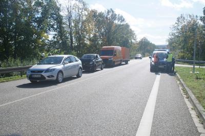 Oelbronn-Duerrn: Auffahrunfall mit vier Fahrzeugen auf der B294 fordert eine Vollsperrung und eine Verletzte Person