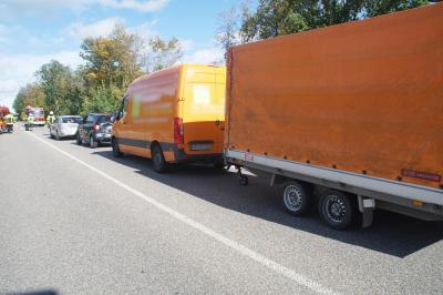 Oelbronn-Duerrn: Auffahrunfall mit vier Fahrzeugen auf der B294 fordert eine Vollsperrung und eine Verletzte Person