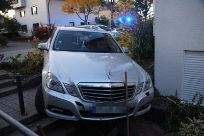 Heiningen: Brems- mit Gaspedal verwechselt Kurz vor einem Treppenabgang kam ein Pkw auf einem Stein zum Stehen.