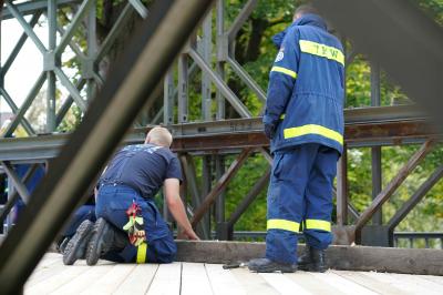 Esslingen: THW baut Laermdaemmung fuer die Pulverwiesenbruecke