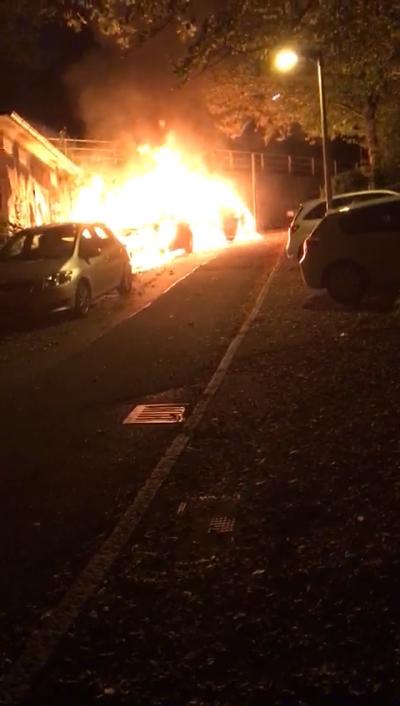 Esslingen-St. Bernhardt: Mehrere Pkw brannten lichterloh