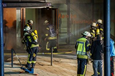 Pluederhausen: Starke Rauchentwicklung bei Brand im Schulzentrum 