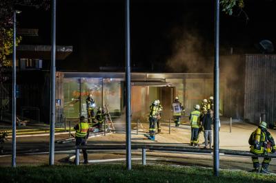 Pluederhausen: Starke Rauchentwicklung bei Brand im Schulzentrum 