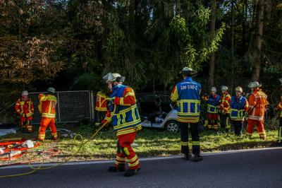 Leonberg-Warmbronn: PKW Lenker zu schnell unterwegs und kracht in einen Zaun