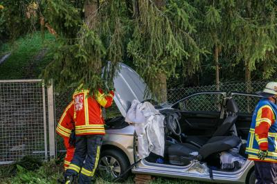 Leonberg-Warmbronn: PKW Lenker zu schnell unterwegs und kracht in einen Zaun
