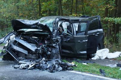 Friedrichstal: schwerer Frontalzusammenstoss zweier Pkw fordert eine Toedl. und eine schwer Verletzte Person