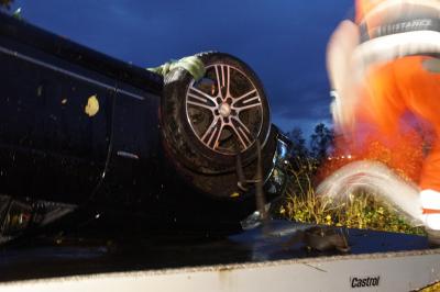 Plaidt: Pkw verliert die Kontrolle bei nasser Fahrbahn und ueberschlaegt sich - eine Person Verletzt