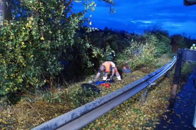 Plaidt: Pkw verliert die Kontrolle bei nasser Fahrbahn und ueberschlaegt sich - eine Person Verletzt