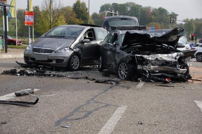 Kornwestheim: Schwerer Unfall bei Einsatzfahrt mit Zivilpolizeiauto , 2 Schwer verletzte, 2 leicht verletzte