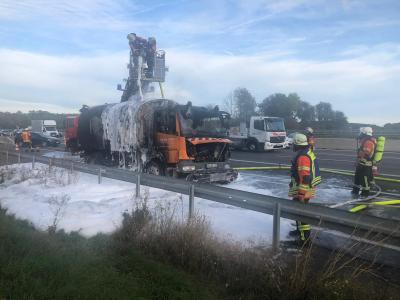 Korntal- Muenchingen: Kehrmaschine im Vollbrand auf der A 81