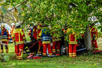 Filderstadt-Sielmingen: Misslungenes Ueberholmanoever endet am Baum