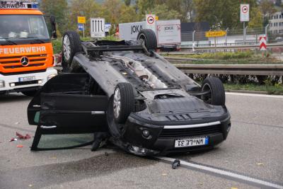 Stuttgart: Auto ueberschlagen - mehrere Verletzte 