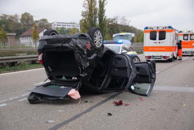Stuttgart: Auto ueberschlagen - mehrere Verletzte 