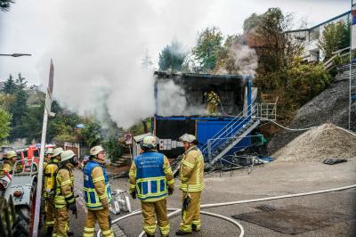 Esslingen: Baucontainer brennt vollstaendig aus