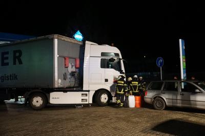 Goeppingen: LKW reist beim Wenden Dieseltank auf