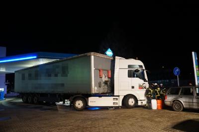 Goeppingen: LKW reist beim Wenden Dieseltank auf