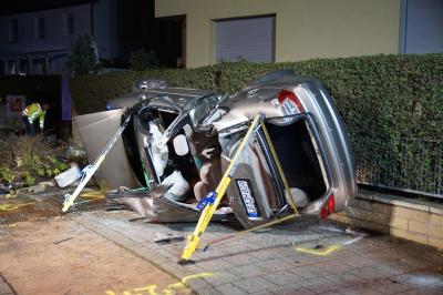 Gerlingen: Horror Unfall  - Opel prallt gegen Laternenmast - 1 Toter 3 Verletzte 