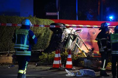 Gerlingen: Horror Unfall  - Opel prallt gegen Laternenmast - 1 Toter 3 Verletzte 