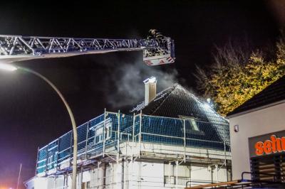 Sindelfingen: Brand im Dach eines Wohngebaeude 