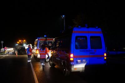 Uhingen: Verkehrsunfall fuehrt zu groesseren Suchmassnahmen - zwei Insassen eines nicht zugelassenen Pkw fluechten nach Unfall zu Fuss