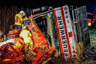 Hohenstein: Feuerwehrkran verunfallt - mehrere Verletze 