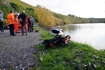 Kirchheim am Neckar: PKW landet im Neckar