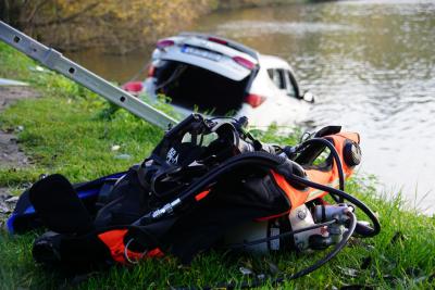 Kirchheim am Neckar: PKW landet im Neckar