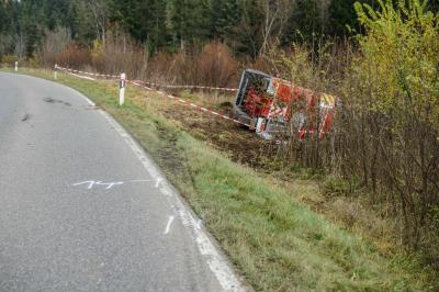 TAGBILDER! Feuerwache und Einsatzstelle - Hohenstein: Feuerwehrkran verunfallt - mehrere Verletze 
