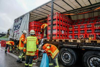 Plochingen/ B10: Sattelzug verliert Getraenkekisten auf der B10 - Verkehrschaos