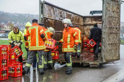 Plochingen/ B10: Sattelzug verliert Getraenkekisten auf der B10 - Verkehrschaos