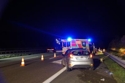 Mundelsheim: A81 - PKW kracht in Leitplanke, 3 Personen verletzt