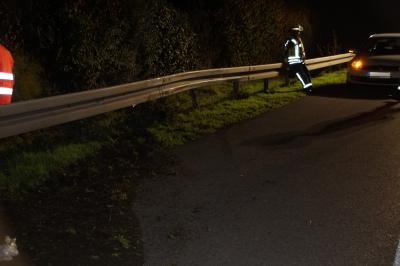 Mundelsheim: A81 - PKW kracht in Leitplanke, 3 Personen verletzt