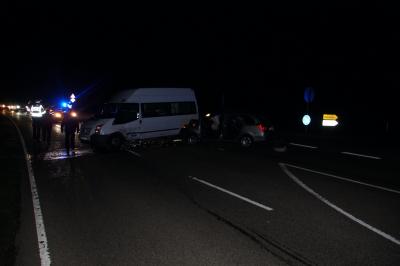 Loechgau:Auto kollidiert mit Sprinter eines Fahrdienstes 