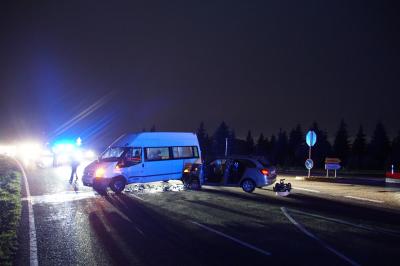 Loechgau:Auto kollidiert mit Sprinter eines Fahrdienstes 