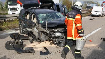 Rastatt: schwerer Verkehrsunfall auf der A5 mit zwei Pkw fordert Rueckstau